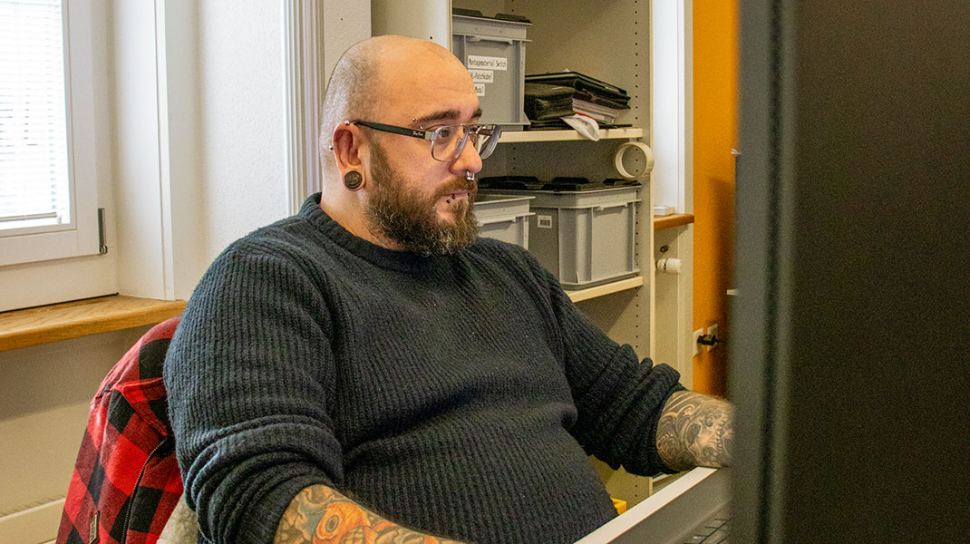 David Andrä an seinem Arbeitsplatz vor dem Computer