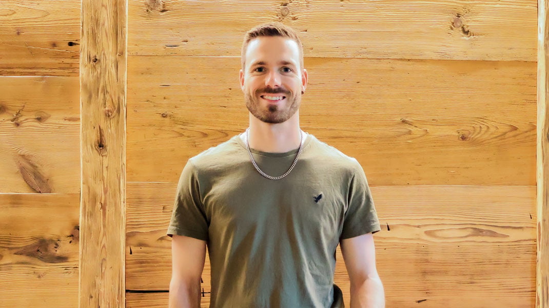 Patrick Beer in seinem neuen Zushause, welches er mit viel Eigenleistung selbst umgebaut hat