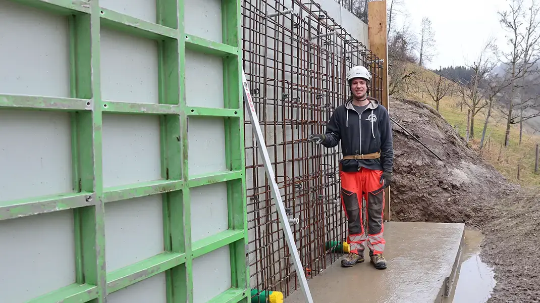 Jonas Schüpbach bei seiner Lieblingstätigkeit, dem Betonieren