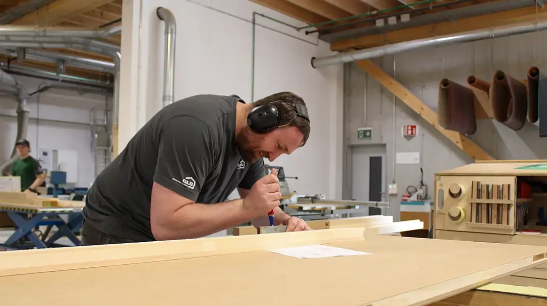 Alexandre in seinem Element: Holzbau-Werkstatt GLB Seeland, Lyss