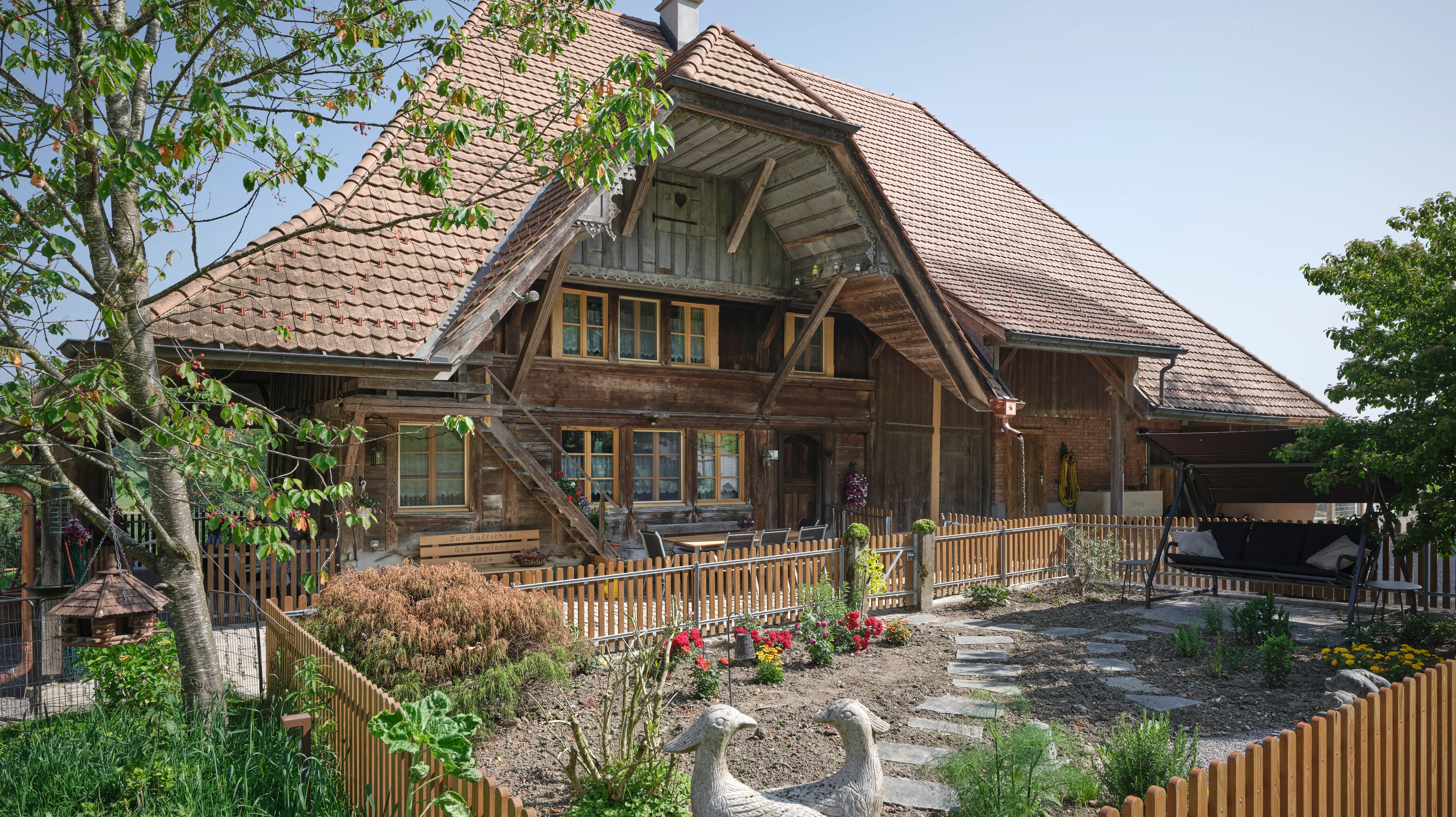 Saniertes Hochstudhaus mit neuem Garten und Platz für Mensch und Tier